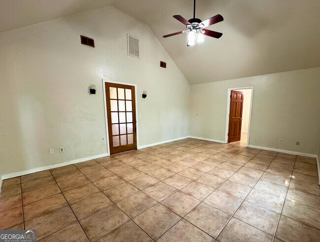 Building Photo - 330 McQueen Cir