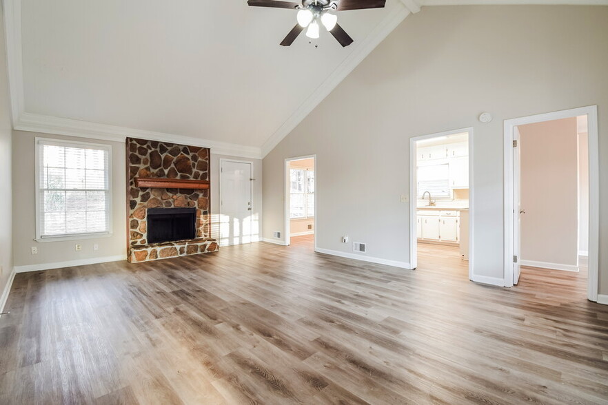 Building Photo - 1111 Realm Ln