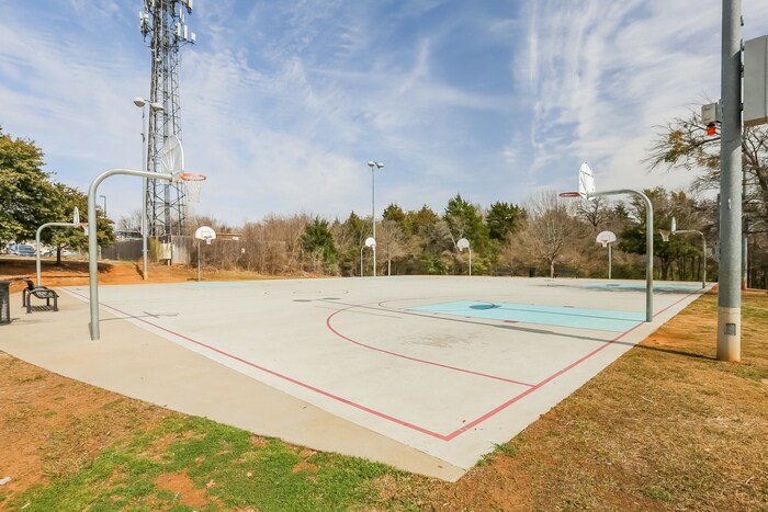 Building Photo - 722 Nightingale Cir