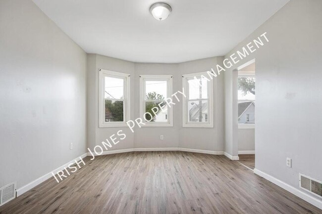 Building Photo - 529 Winslow Ave