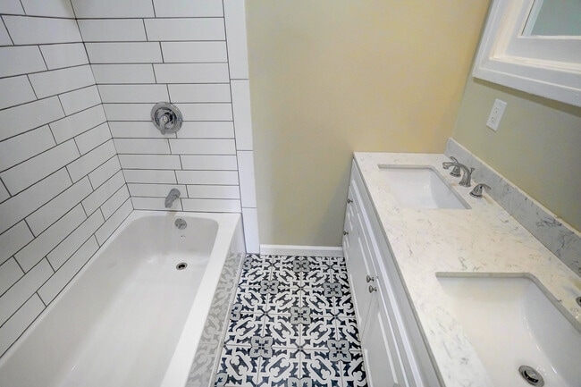 Building Photo - 479 Gaviota Ave