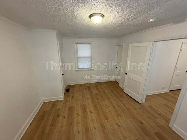 Building Photo - 1004 Moore St