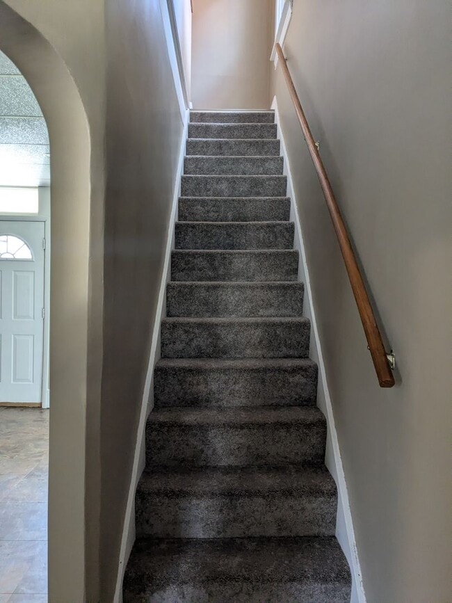 Building Photo - 2 bedroom, 1 bath in Beaver Falls