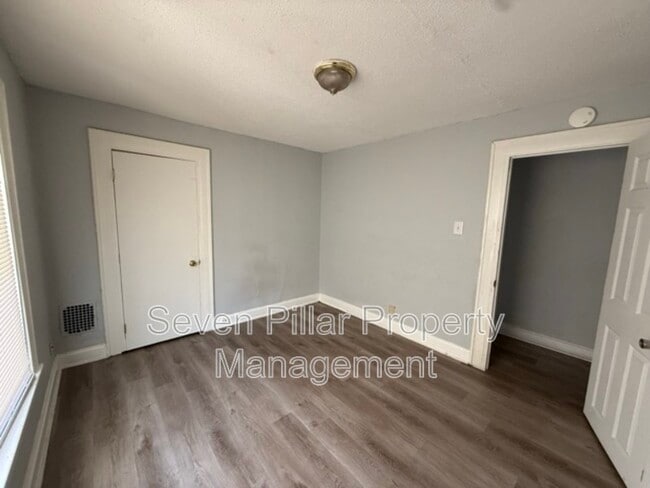 Building Photo - 1044 E 16th Ave