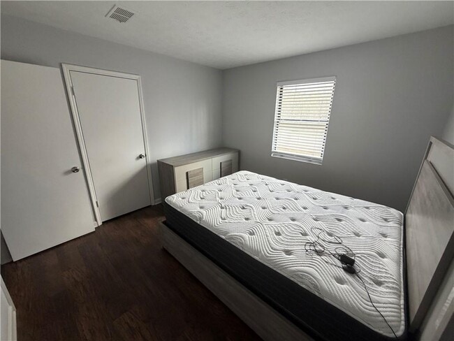 Building Photo - 5285 Mainstreet Park Dr