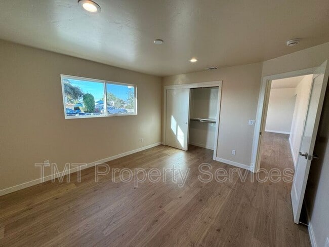 Building Photo - 1339 Newport Ave