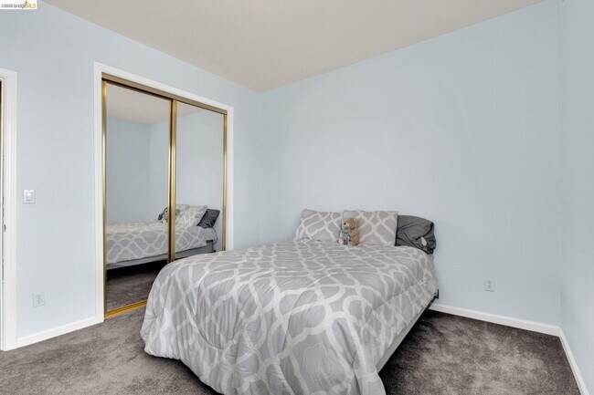 Building Photo - 5640 Edgeview Dr