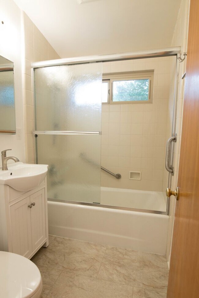 Building Photo - 3 Bedroom 2 Bathroom Home in Mission Canyon
