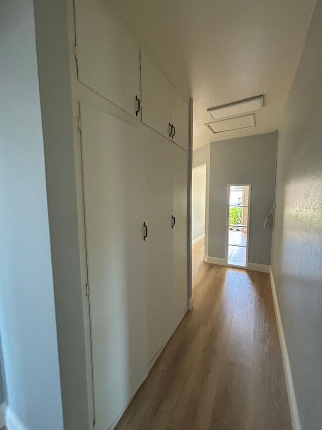 Building Photo - LOCATION! LOCATION! 3 Bed. 1 Bath Home Ava...
