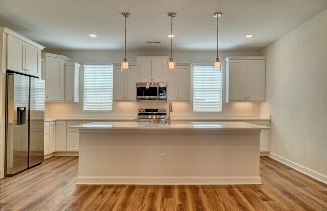 Building Photo - 3-Bedroom Townhome w/Attached Garage! Avai...