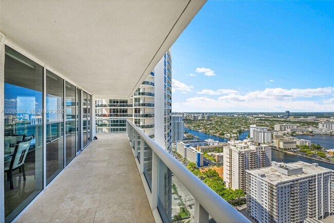 Building Photo - 1830 S Ocean Dr