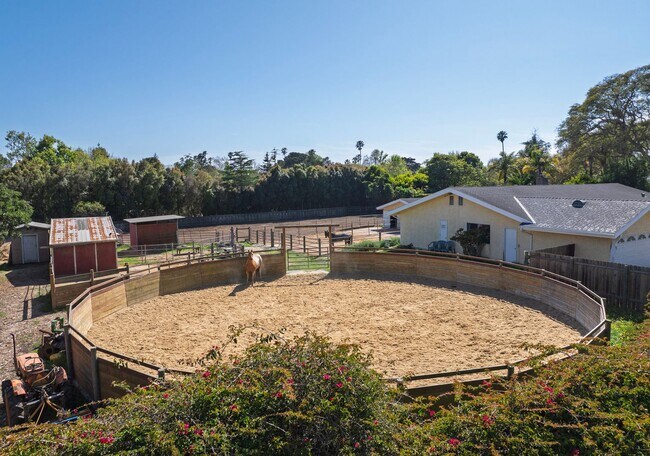 Building Photo - Discover Your Dream Sanctuary at Braemar Ranch, Yankee Farm!