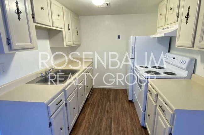 Building Photo - 2625 N Alvernon Way