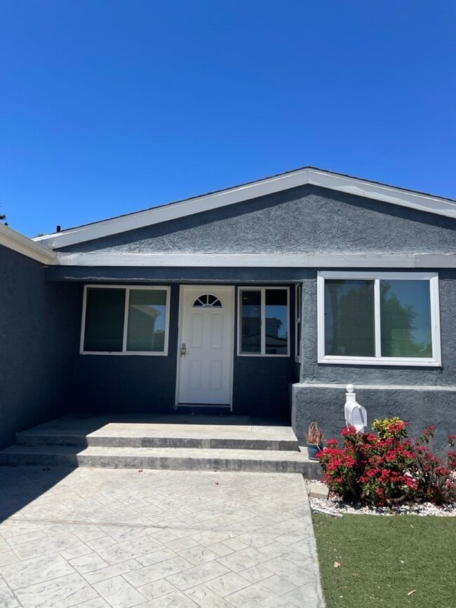 Building Photo - Two full kitchens, two washers & dryers, two dishwashers!