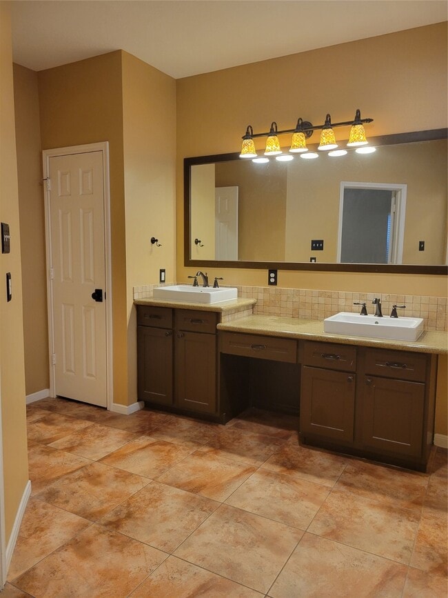 Building Photo - 3715 Pinehurst Dr