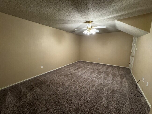 Building Photo - Beautiful Duplex with a Basement!