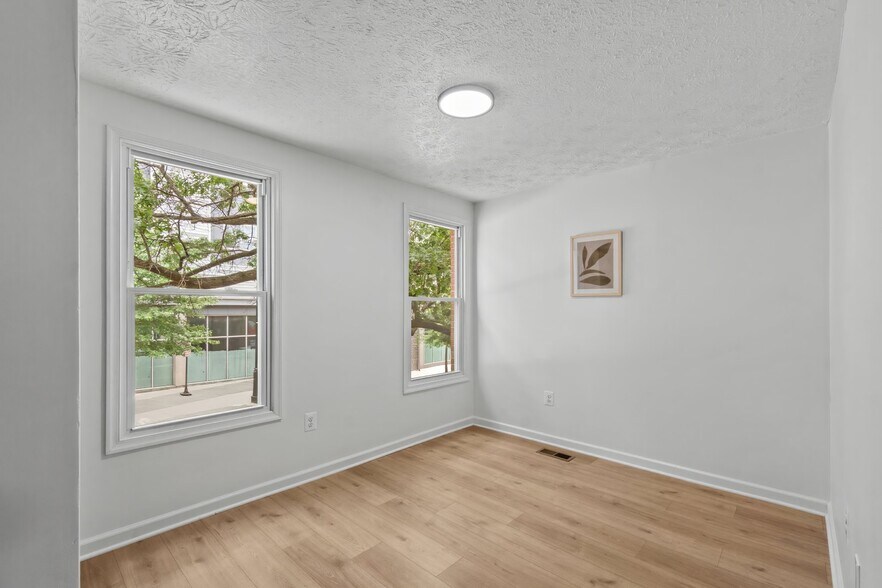 Building Photo - 112 N Schroeder St