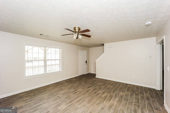 Building Photo - 320 Valley View Dr