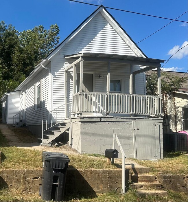 Building Photo - Recetly updated and convenient to downtown!