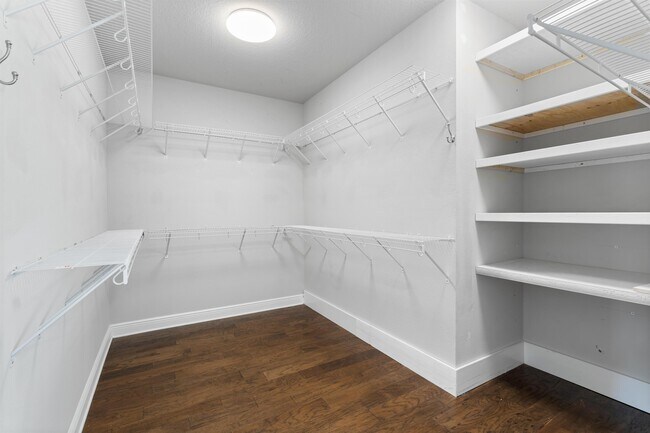 Building Photo - 590 Las Roblas Grande Dr