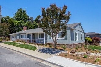 Building Photo - 4 Bed / 3 Bath Burlingame home near excell...