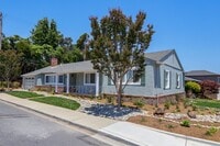 Building Photo - 4 Bed / 3 Bath Burlingame home near excell...