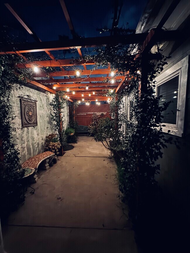 Building Photo - 2511 Arizona Ave