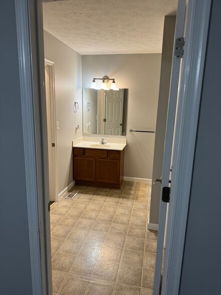 Owners bathroom - 644 Edwardian Ln