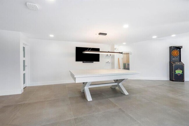 Building Photo - 3000 Holiday Dr