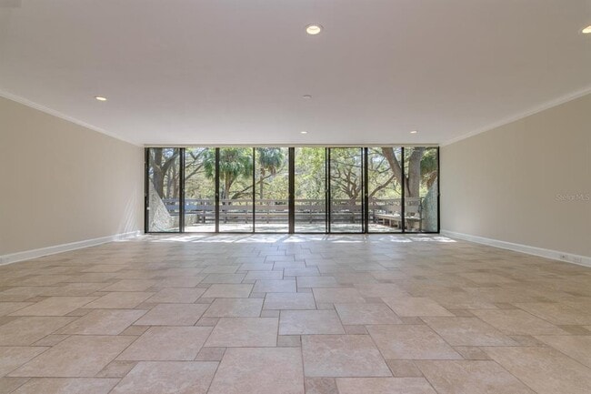 Building Photo - 2540 W Palm Dr