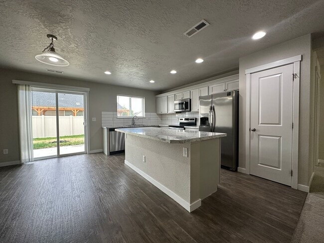 Building Photo - 3bed, 2bath, 1452sq.ft. 2-car garage home ...