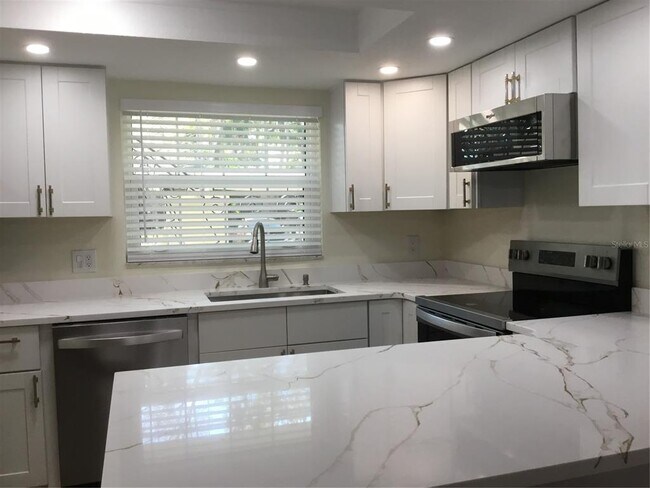 Building Photo - 44 Country Club Dr