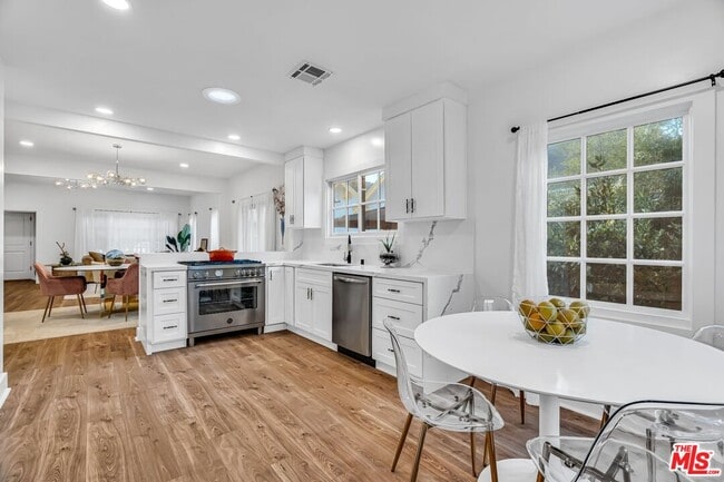 Building Photo - 653 N W Knoll Dr