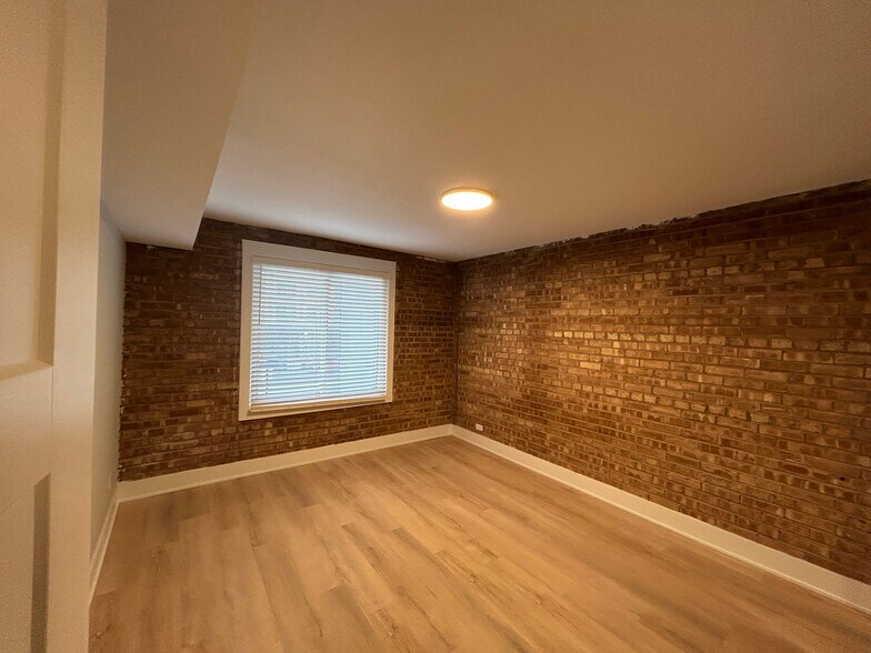 Building Photo - 1254 N La Salle Dr