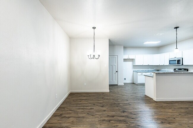 Building Photo - Price reduced! Half off first full months rent/ Zero security deposit. Spacious 3-Bedroom Duplex ...