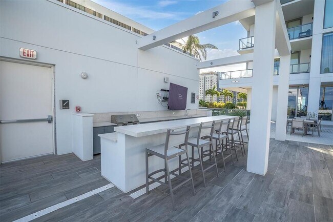 Building Photo - 301 1st St S