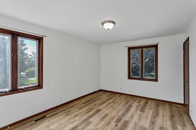 Building Photo - 31 Green Oaks Dr