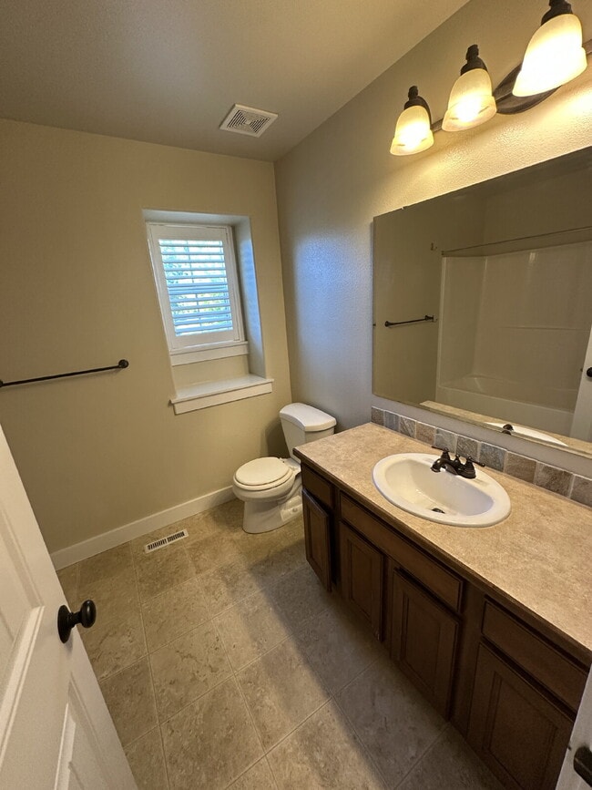 Building Photo - "Charming 4-Bed Home with Granite Accents & Hardwood Elegance in Meridian!"