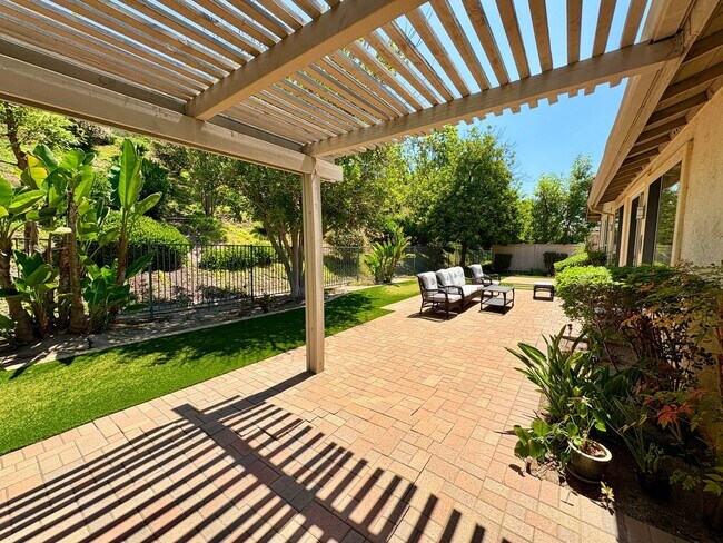 Building Photo - Beautiful 3 Bedroom Plus Office One Story ...