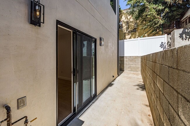 Building Photo - 1376 Edgecliffe Dr