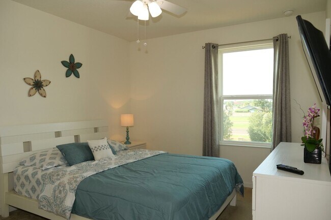 Building Photo - Beautiful Fully Furnished 4-Bedroom Home i...