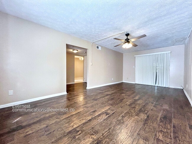 Building Photo - 925 Pine Oak Trail
