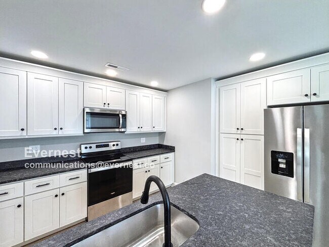 Building Photo - 3 Bed/2 Bath Townhome with Modern Features / Pet-Friendly / Available Now!