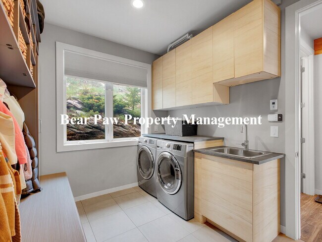 Building Photo - "Spacious 5-Bed Retreat with 3.5 Baths on ...