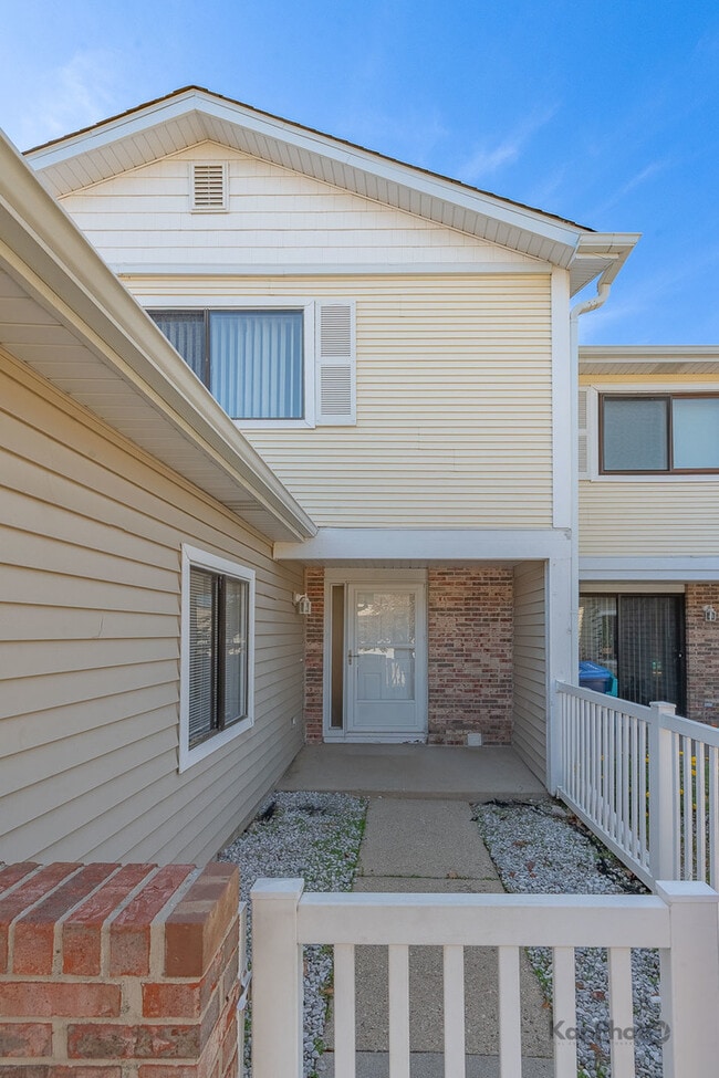 Building Photo - 110 N Waterford Dr