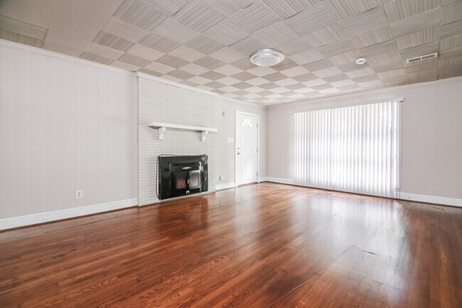Building Photo - 105 Pineland Cir