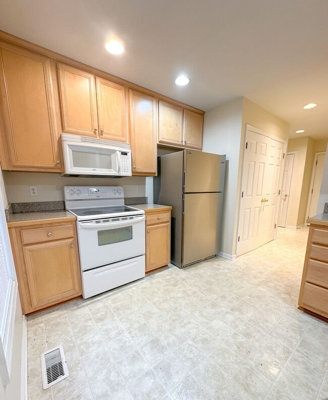 Building Photo - Beautiful 3bed 2 Bath Lake Monticello Rental