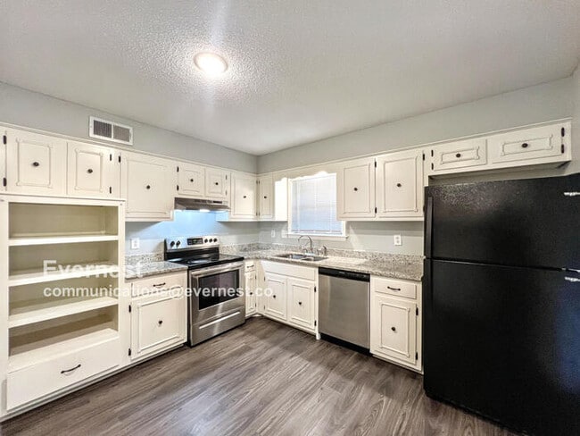 Building Photo - Beautiful 4-Bedroom Home with Spacious Liv...