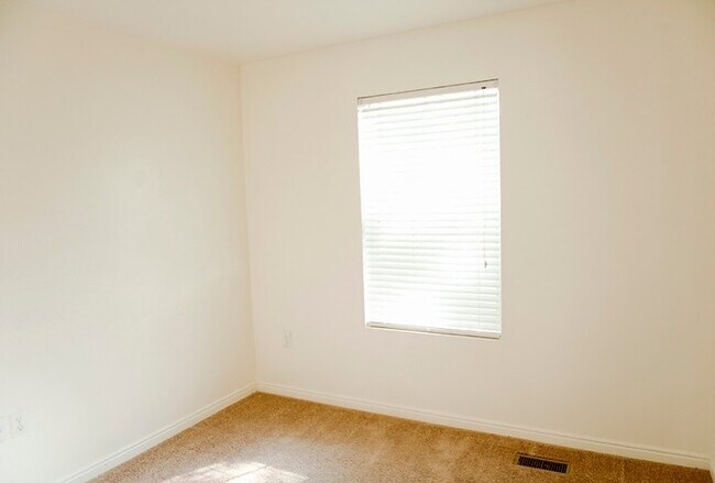 Building Photo - 260 E 400 N
