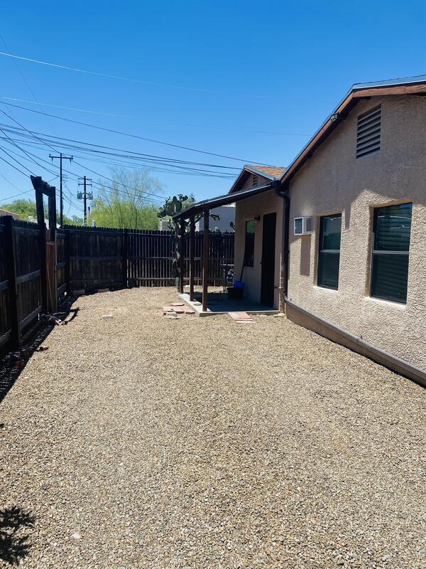 Building Photo - 2425 N Santa Rita Ave